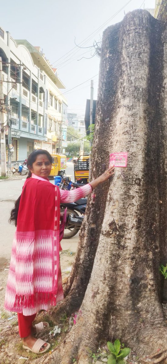 KypaShirisha's tweet photo. బిఆర్ఎస్ పార్టీ ఉప్పల్ నియోజకవర్గం ఎమ్మెల్యే అభ్యర్థి శ్రీ బండారి లక్ష్మారెడ్డి గారి విజయమే లక్ష్యంగా కారు గుర్తుకు ఓటేయాలని  ఈరోజు సౌత్ కమల నగర్ లో పాదయాత్ర డోర్ టు డోర్ క్యాంపెయిన్ నిర్వహించడం జరిగింది. ఈ కార్యక్రమంలో డివిజన్ నాయకులు కార్యకర్తలు పెద్ద ఎత్తున పాల్గొన్నారు https://t.co/2KdYKc4lZV