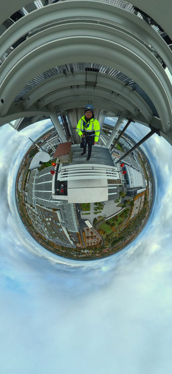 Nicht nur digital im blauen Himmel... analog nutze ich natürlich Sicherungsmittel. Nach der Arbeit noch ein Kontrollbild zur Dokumentation der eingebauten Teile.  Neben mir keine Hundehütte - sondern ein Turmfalken-Nest (inkl. der Knochen seiner Opfer).