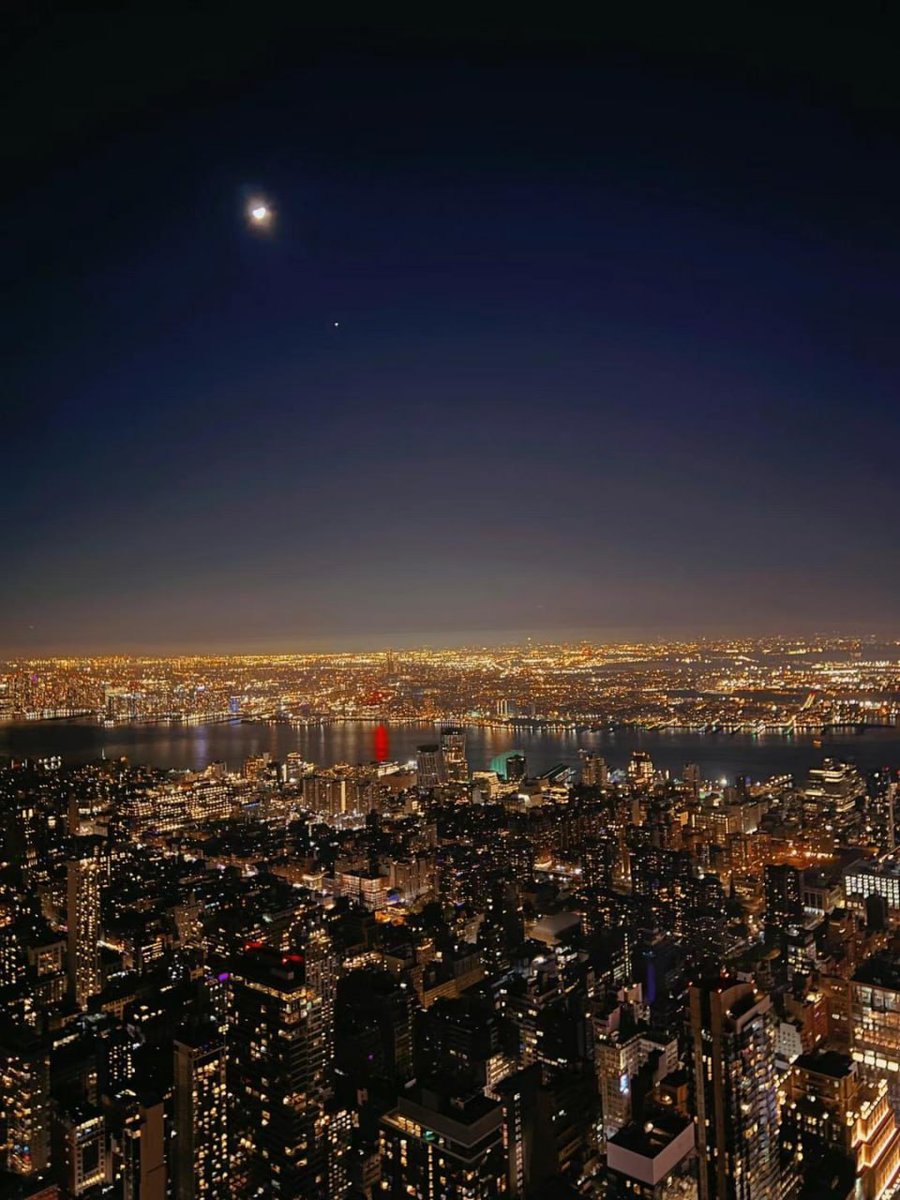 Miller23314's tweet photo. #NewYork  #Manhattan #NightView #EmpireStateBuilding #sky相方募集 #skyフレンド募集 #Skyrim #Skybri #SkyCL #SkyrimSE #Skytober2023 #SkyForce #night #NightmareSans https://t.co/uXQJKbSCTW