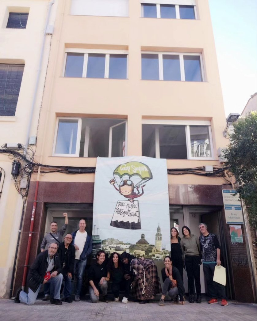 CanSanpere_'s tweet photo. 🛠️JA TENIM LES CLAUS! Avui, per fi hem aixecat persiana i ens hem estat organitzant per habitar i posar en marxa l'espai.
📝Aviat informarem dels horaris de les activitats setmanals i altres espais de participació!
✊🏾Seguim amb el ferm compromís de
#LluitarCrearPoderPopular https://t.co/MVbgezxOOv