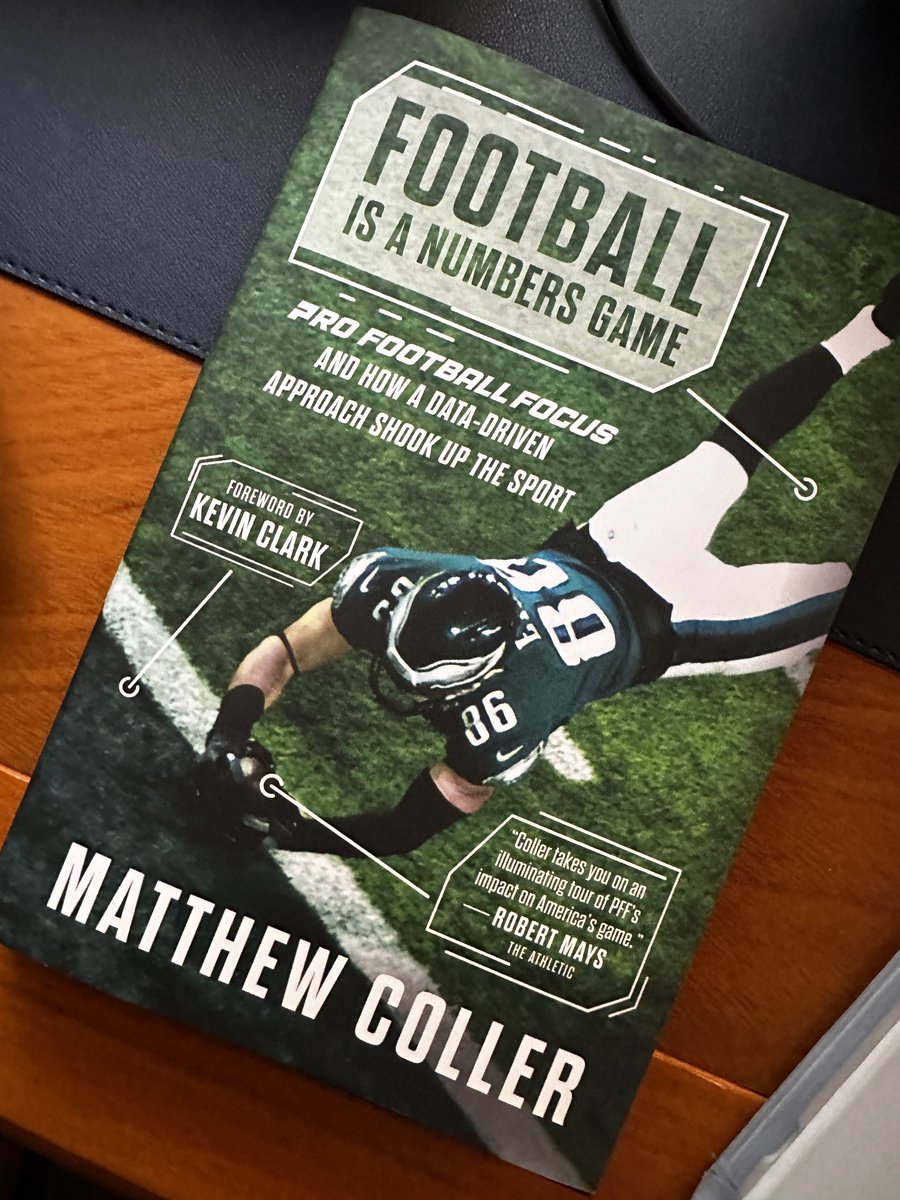 “Football is a Numbers Game”: la historia de ⁦<a href="/PFF/">PFF</a>⁩ (de la que es dueño ⁦<a href="/CollinsworthPFF/">Cris Collinsworth</a>⁩) por ⁦<a href="/MatthewColler/">Matthew Coller</a>⁩ y bajo el sello de ⁦<a href="/TriumphBooks/">Triumph Books</a>⁩. Lectura sobre la incidencia de los datos en la NFL y su futuro. ⁦<a href="/Primeroydiez/">Primero y Diez</a>⁩ ⁦<a href="/100yardas_/">100yardas</a>⁩