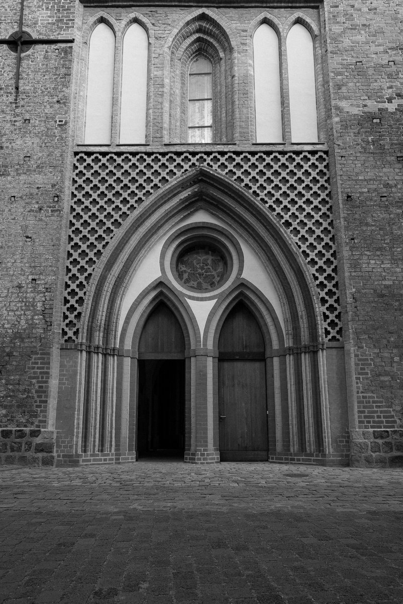 Gateway to the Marienkirche || Pforte der St. Marienkirche #frankfurtoder #brandenburg #church #urban #blackandwhitephotography