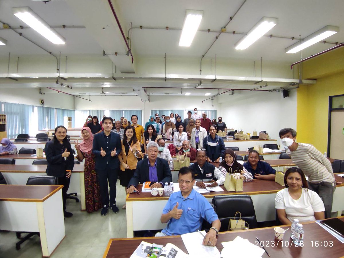Born2BeMKT's tweet photo. #วิทยากรการตลาดออนไลน์ อาจารย์แชมป์ ธิติพล เทียมจันทร์
วันนี้ @มหาวิทยาลัยเทคโนโลยีมหานคร 
กับ ผู้ประกอบการ วิสาหกิจชุมชน ผู้น่ารัก หัวข้อ การตลาดออนไลน์ #TikTok และ #LINE https://t.co/Xa2eRqUNmQ
