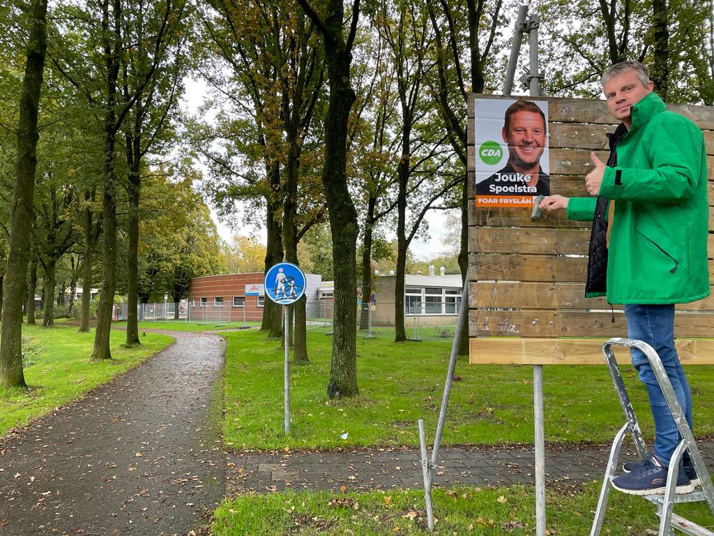 CDAOpsterland's tweet photo. @CDAOpsterland on tour. fractievoorzitter @BvdMeer22 samen met voorzitter Jan Lammert Sijtsema onderweg door Gemeente Opsterland met posters #tk2023  @Jouke12 @cdavandaag https://t.co/5klFHvTbi8