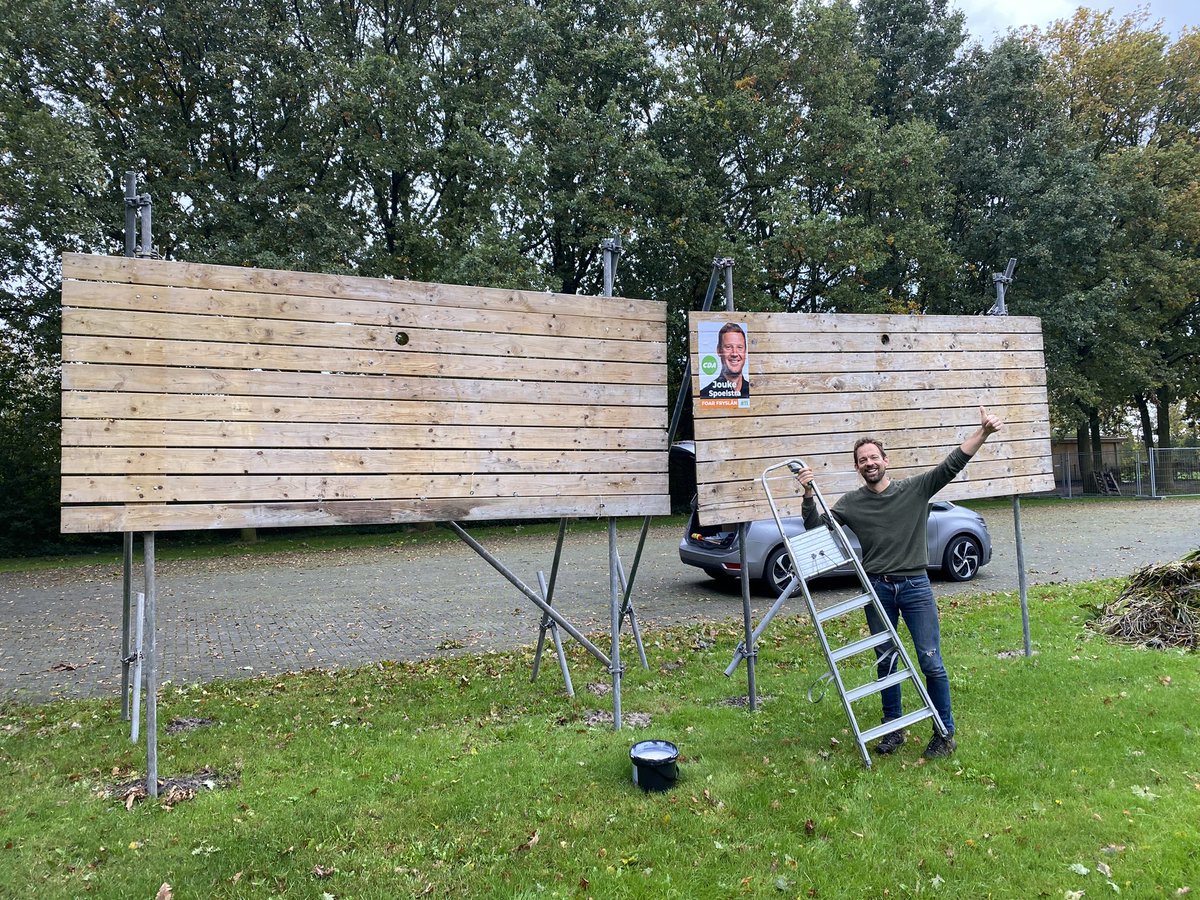 <a href="/CDAOpsterland/">CDA Opsterland</a> on tour. fractievoorzitter <a href="/BvdMeer22/">Bareld van der Meer</a> samen met voorzitter Jan Lammert Sijtsema onderweg door Gemeente Opsterland met posters #tk2023  @Jouke12 <a href="/cdavandaag/">CDA</a>