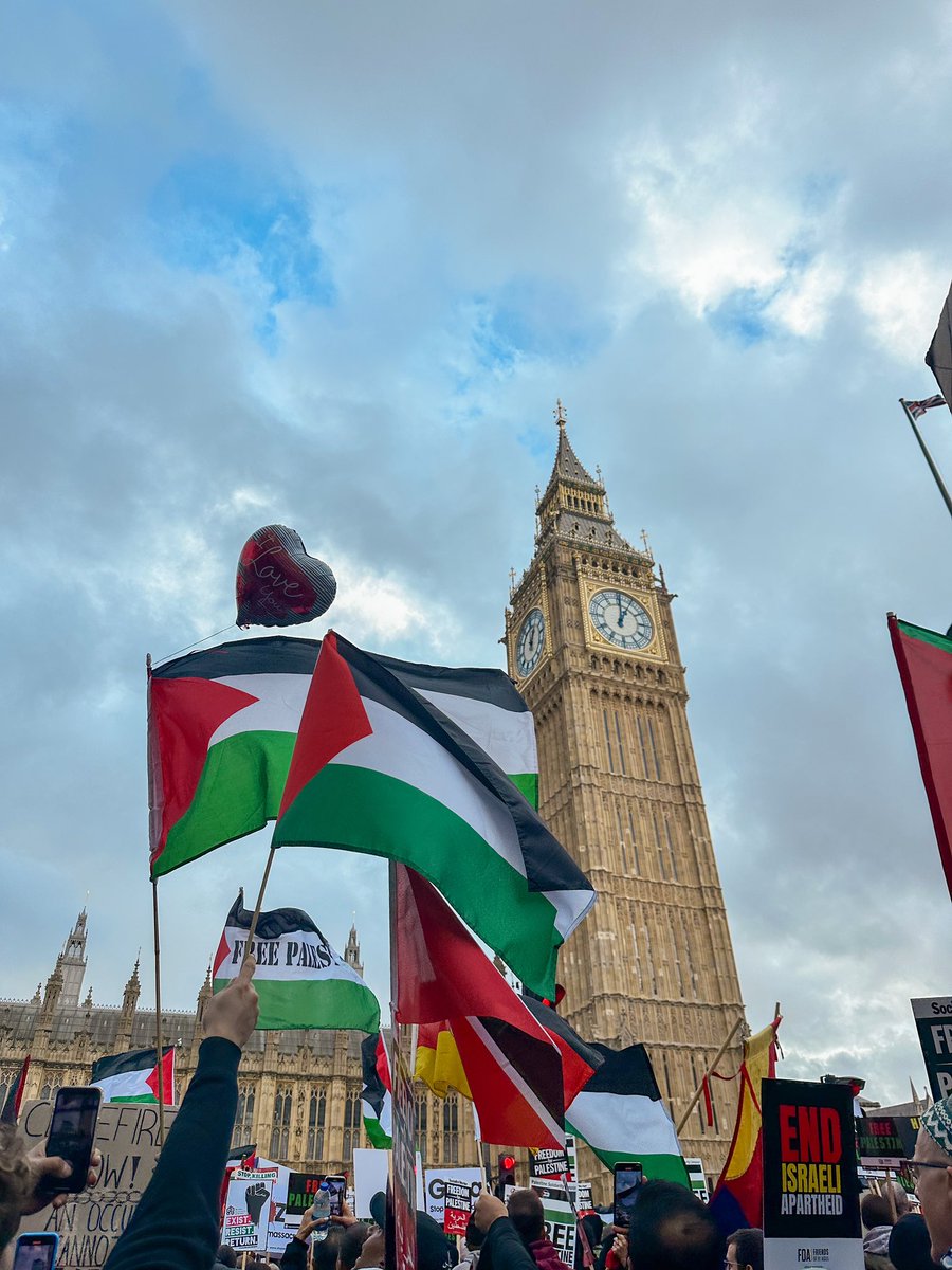 antichiprofumi's tweet photo. Mezzo milione di persone ha oggi partecipato al corteo nazionale a Londra in solidarietà con il popolo palestinese per richiedere l’immediato cessate il fuoco su Gaza – in quella che è stata la manifestazione più popolosa di sempre in supporto alla Palestina in UK. #FreePalestine https://t.co/M2IJ0WYARX
