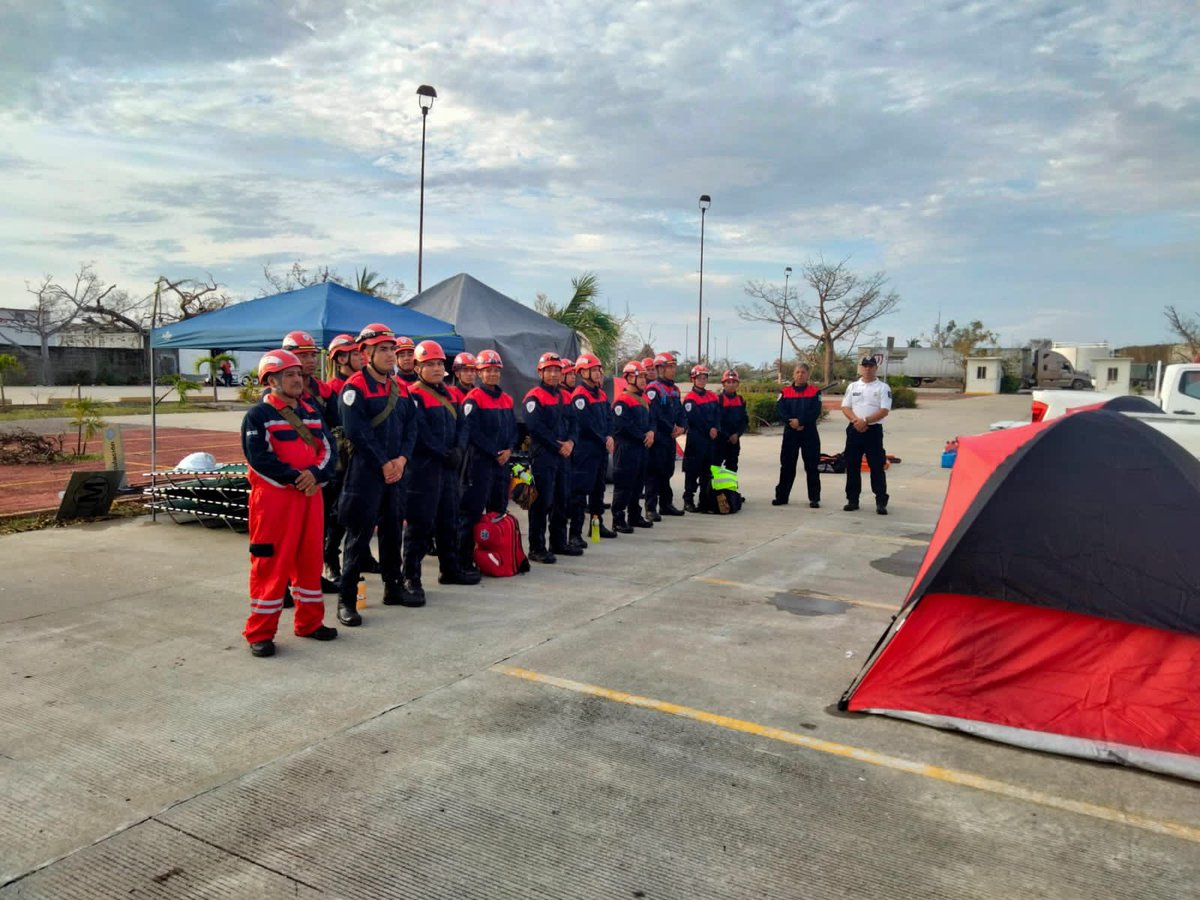 jlplatafoto's tweet photo. La brigada de @Bomberos_GobOax que ayer salió en apoyo a Acapulco Guerrero se encuentra en un campamento USAR,  para dar auxilio a la población que lo necesita en estos momentos.
Encabezados por el Jefe Maza estarán el tiempo que sea necesario para ayudar a nuestros hermanos https://t.co/W0491UOCCe
