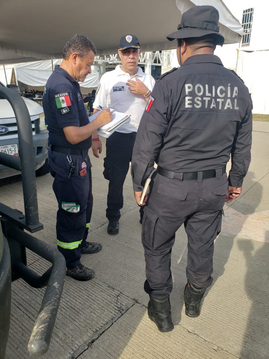 jlplatafoto's tweet photo. La brigada de @Bomberos_GobOax que ayer salió en apoyo a Acapulco Guerrero se encuentra en un campamento USAR,  para dar auxilio a la población que lo necesita en estos momentos.
Encabezados por el Jefe Maza estarán el tiempo que sea necesario para ayudar a nuestros hermanos https://t.co/W0491UOCCe