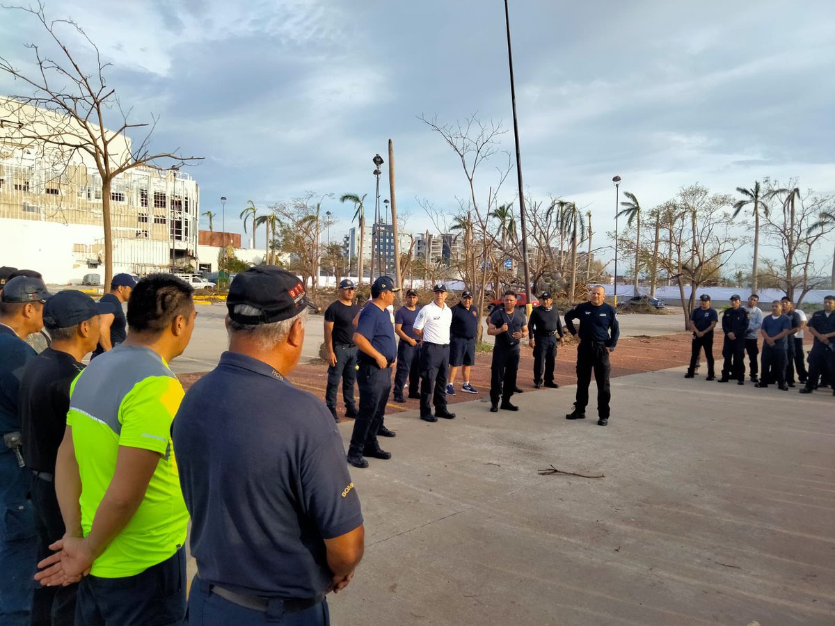 jlplatafoto's tweet photo. La brigada de @Bomberos_GobOax que ayer salió en apoyo a Acapulco Guerrero se encuentra en un campamento USAR,  para dar auxilio a la población que lo necesita en estos momentos.
Encabezados por el Jefe Maza estarán el tiempo que sea necesario para ayudar a nuestros hermanos https://t.co/W0491UOCCe