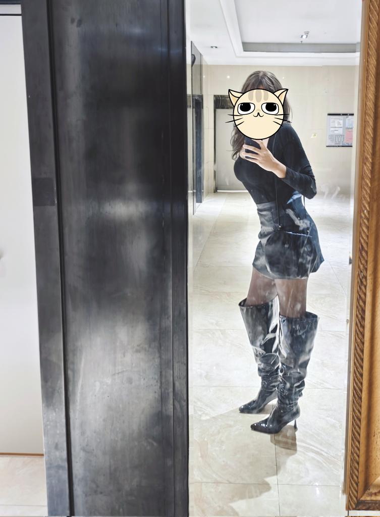 不是我懒得发，是真的太热了！
我也想穿，奈何天气不允许，没换好衣服就全身是汗，我还是喜欢更冷的天气，那样才舒服~

友友们觉得哪一套好看~~~

（好久没女装了，现在被盯得死死的，还胖的要死，难搞哦🙄）