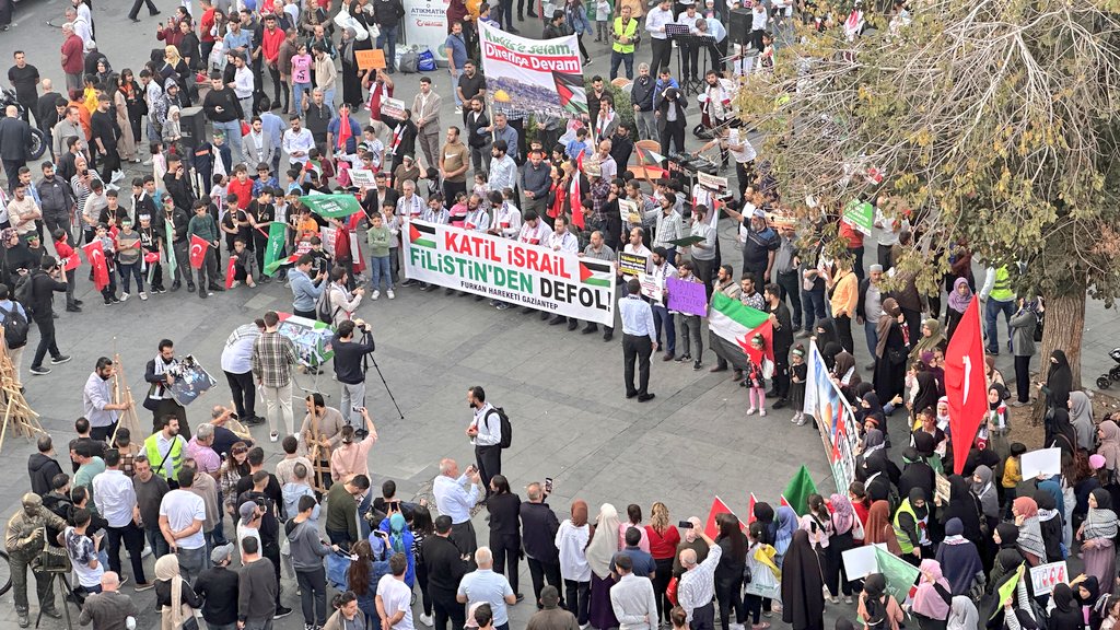 🇵🇸 GAZİANTEP FİLİSTİN İÇİN MEYDANDA!

Gaziantepli Furkan Hareketi mensupları, katil İsrail'in soykırımını kınamak maksadıyla Filistin'e destek açıklaması gerçekleştirdi. 

Gazzeiçin TekYürek
#FilistinDirenişiniDestekliyoruz
#starlinkforgaza #Gaza_Genocide 
#Gazabombing #Israel