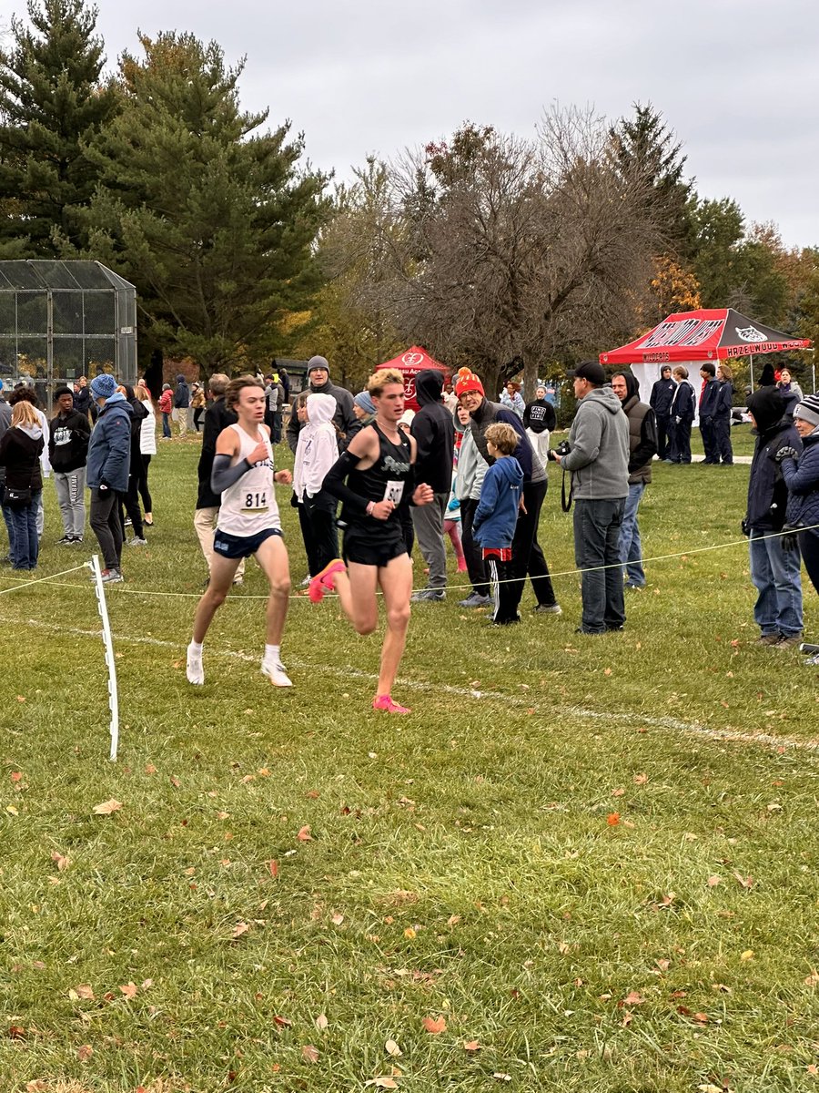 SLUHStudentLife's tweet image. Congrats to the Jr Bills Varsity Cross Country team on their District Championship!