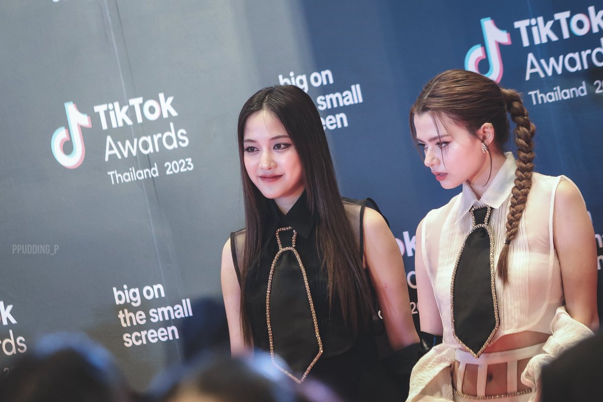 ppudding_p's tweet image. 𝙗𝙡𝙖𝙘𝙠 — 𝙬𝙝𝙞𝙩𝙚

🖤🤍

FREENBECKY AWARD PRESENTER
#TikTokAwardsxFreenBecky