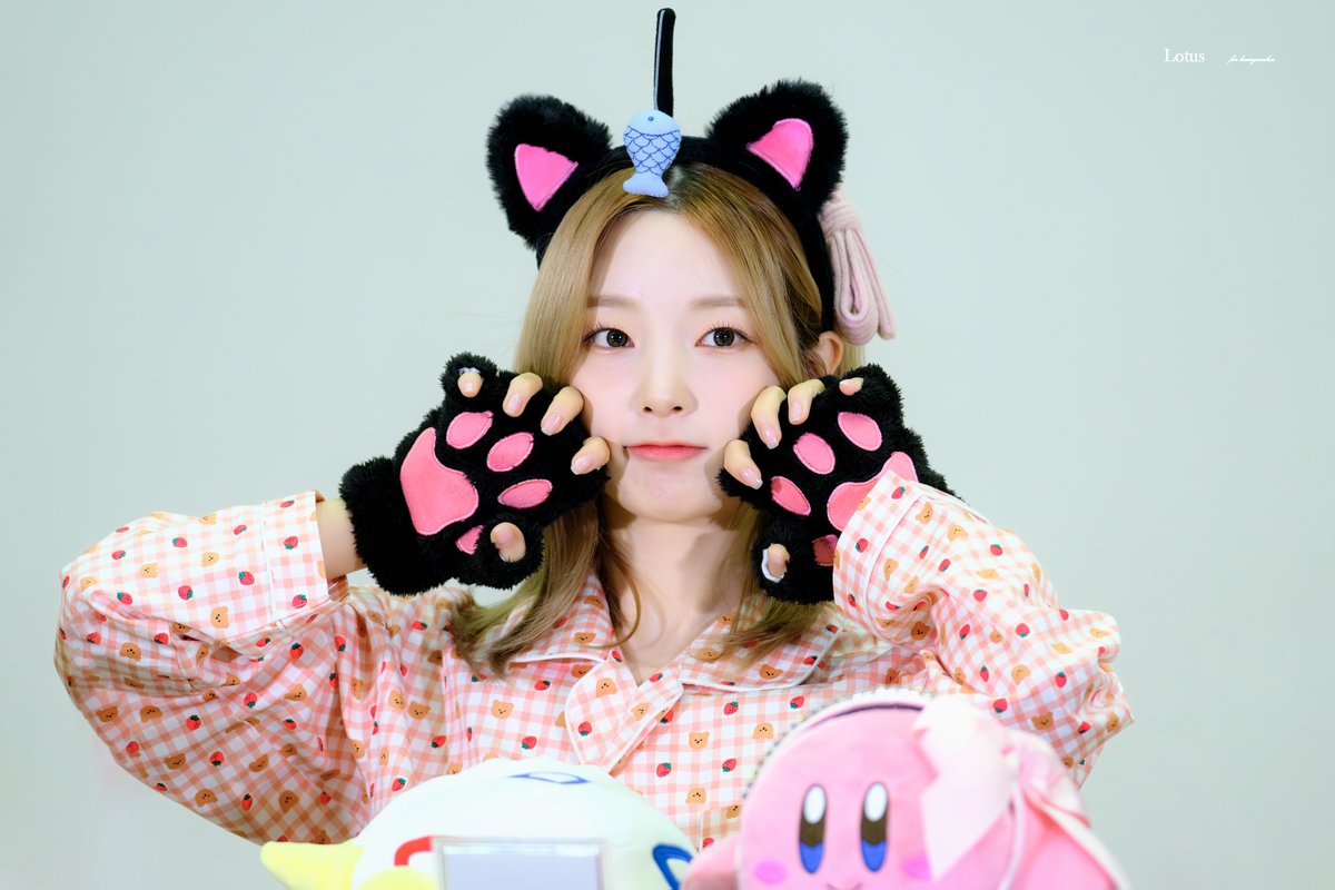 RP_1206's tweet photo. 231028  팬사인회    

#Rocket_Punch #로켓펀치 
#YEONHEE #연희 #김연희

@RocketPunch https://t.co/3YWtqaSpl0
