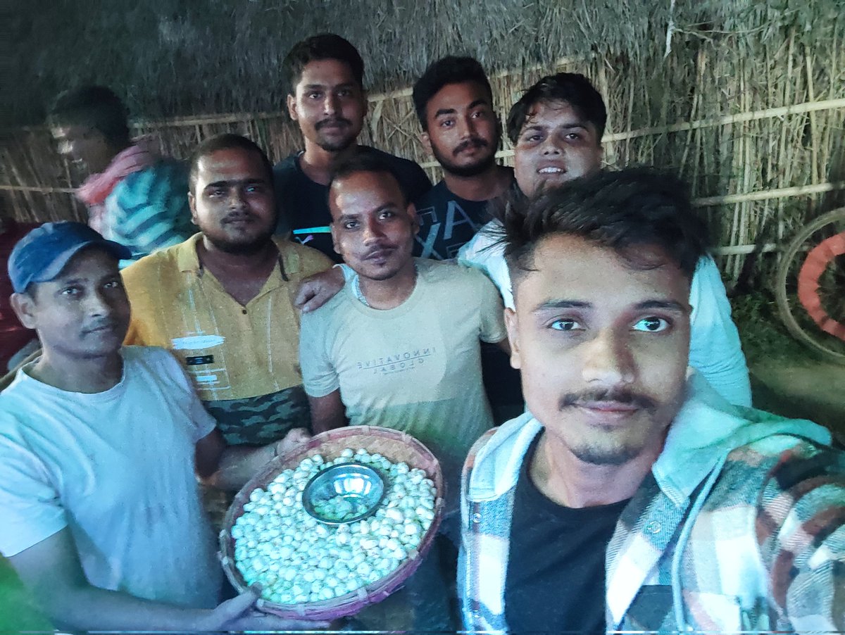 guptaji1122's tweet photo. #मिथिला/#पानमखान/#सुप्रसिद्ध/#कोजगरा:---
पद्मा गाँव निवासी स्टार कोचिंग सेंटर केर संचालक श्री सोनू कुमार आ श्री नीतीश मिश्रा जी के #मिथिलाक सुप्रसिद्ध पर्व कोजगरा के अवसर पय मखान आ पानक दृश्य 👈 #Mithila #Kojagara #Pan #Makhan #Jaymithila https://t.co/6fQZnkwrOP