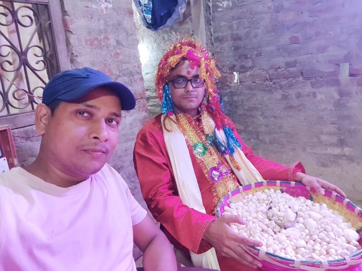 guptaji1122's tweet photo. #मिथिला/#पानमखान/#सुप्रसिद्ध/#कोजगरा:---
पद्मा गाँव निवासी स्टार कोचिंग सेंटर केर संचालक श्री सोनू कुमार आ श्री नीतीश मिश्रा जी के #मिथिलाक सुप्रसिद्ध पर्व कोजगरा के अवसर पय मखान आ पानक दृश्य 👈 #Mithila #Kojagara #Pan #Makhan #Jaymithila https://t.co/6fQZnkwrOP