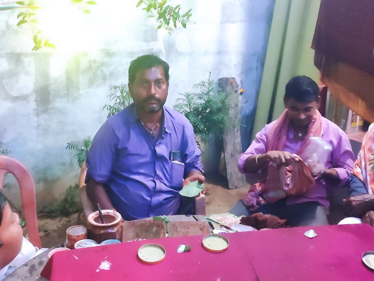 guptaji1122's tweet photo. #मिथिला/#पानमखान/#सुप्रसिद्ध/#कोजगरा:---
पद्मा गाँव निवासी स्टार कोचिंग सेंटर केर संचालक श्री सोनू कुमार आ श्री नीतीश मिश्रा जी के #मिथिलाक सुप्रसिद्ध पर्व कोजगरा के अवसर पय मखान आ पानक दृश्य 👈 #Mithila #Kojagara #Pan #Makhan #Jaymithila https://t.co/6fQZnkwrOP