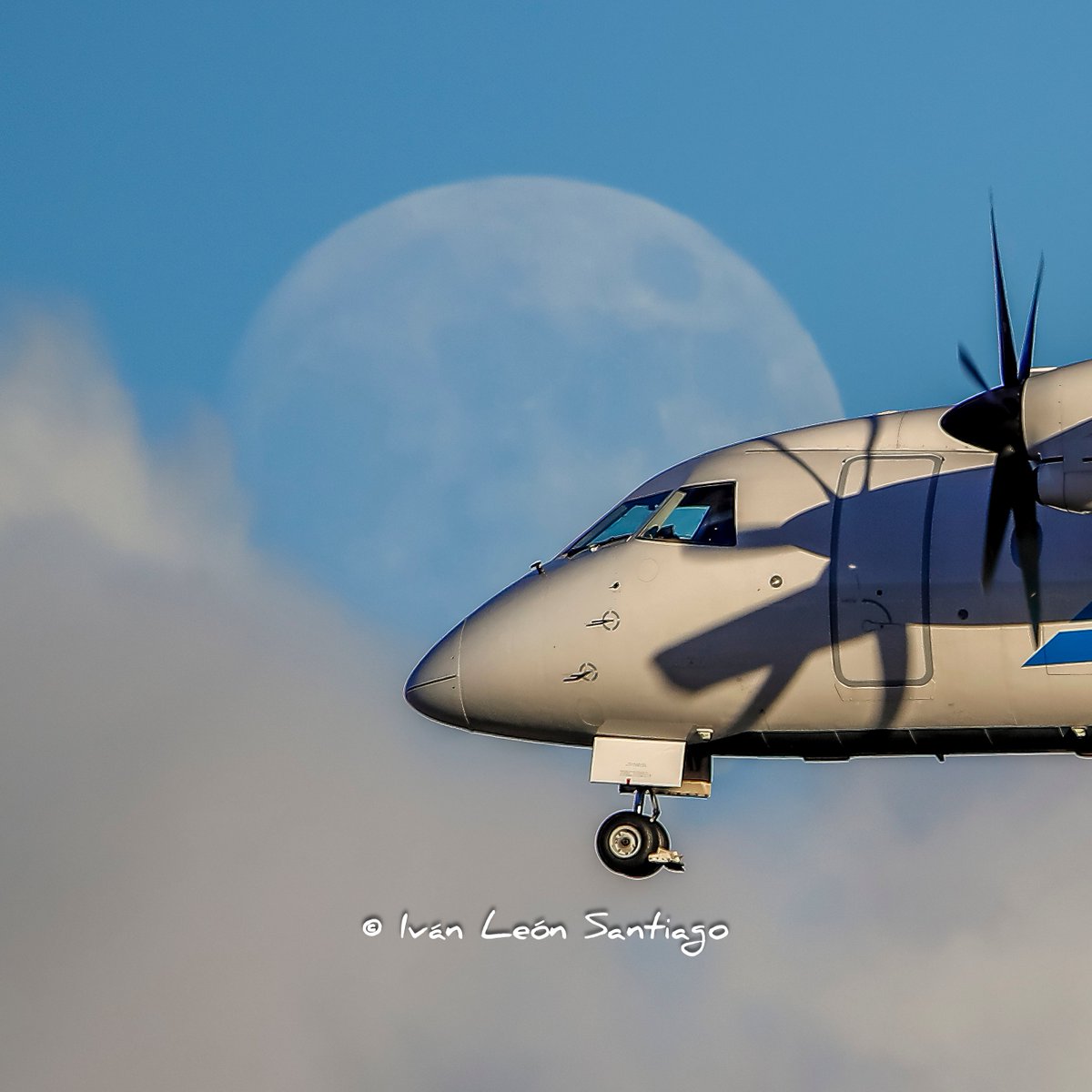 🌕🛩
La luna y #UsAirForce 
Dornier C-146A Wolfhound
#OceanSky23 #Moon
#GranCanaria