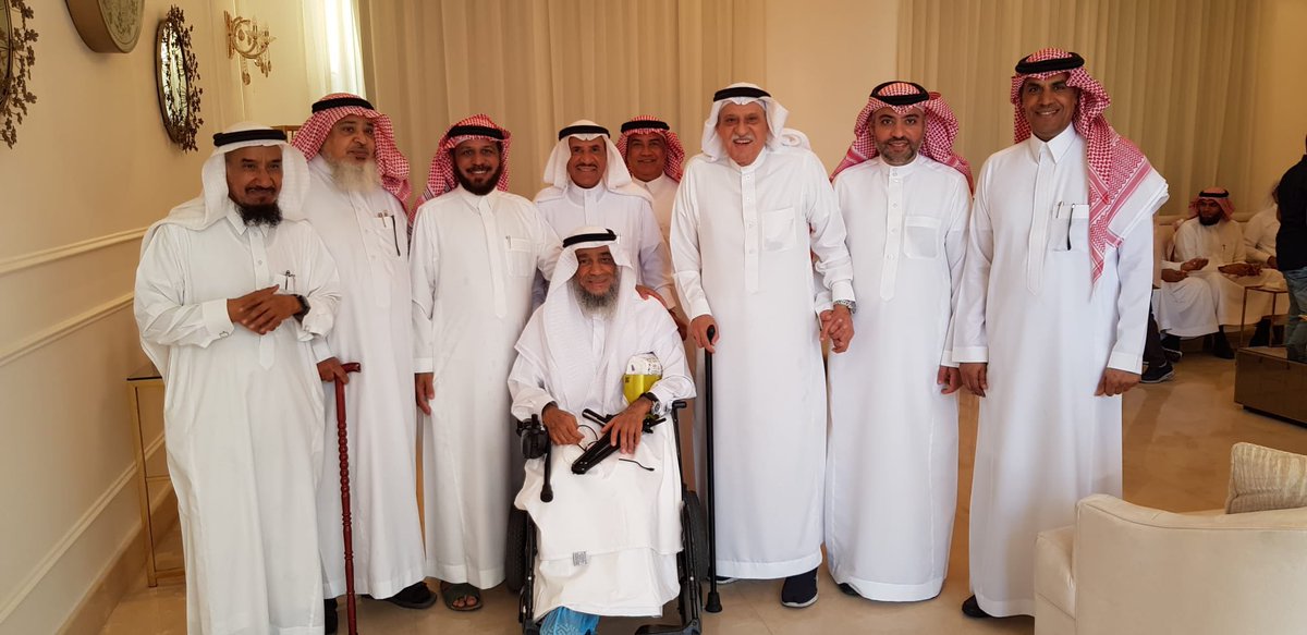 قدم رئيس مجلس إدارة جمعية الجفر الخيرية التهنئة ودرع تذكاري للمدرب الوطني الأستاذ/خليل بن إبراهيم الزياني،بمناسبة أختياره ضمن قائمة أعظم المدربين في تاريخ القارة الآسيوية على مَرّ العصور ، والذي يعتبر ايضا عميد المدربين في العالم ، مع تمنياتنا له دوام الصحة والعافية بمشيئة الله.