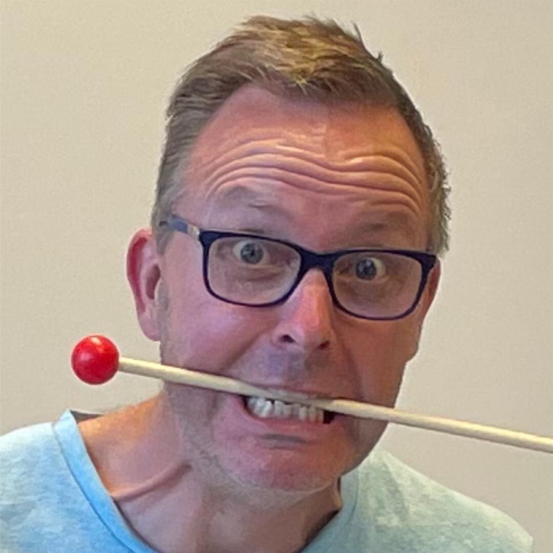 🤪 𝗕𝗲𝗻 𝗷𝗲 𝗻𝗲𝘁 𝘇𝗼'𝗻 𝗮𝘂𝗱𝗶𝗼/𝘃𝗶𝗱𝗲𝗼 𝗻𝗲𝗿𝗱 𝗮𝗹𝘀 𝗶𝗸?
Dan zou ik het tof vinden als je mij a.s. zaterdag 4 november in Zwolle komt helpen tijdens de live stream die ik organiseer om onze nieuwe slagwerk uitgaven te lanceren. Check:

cmm-eu.com/contact