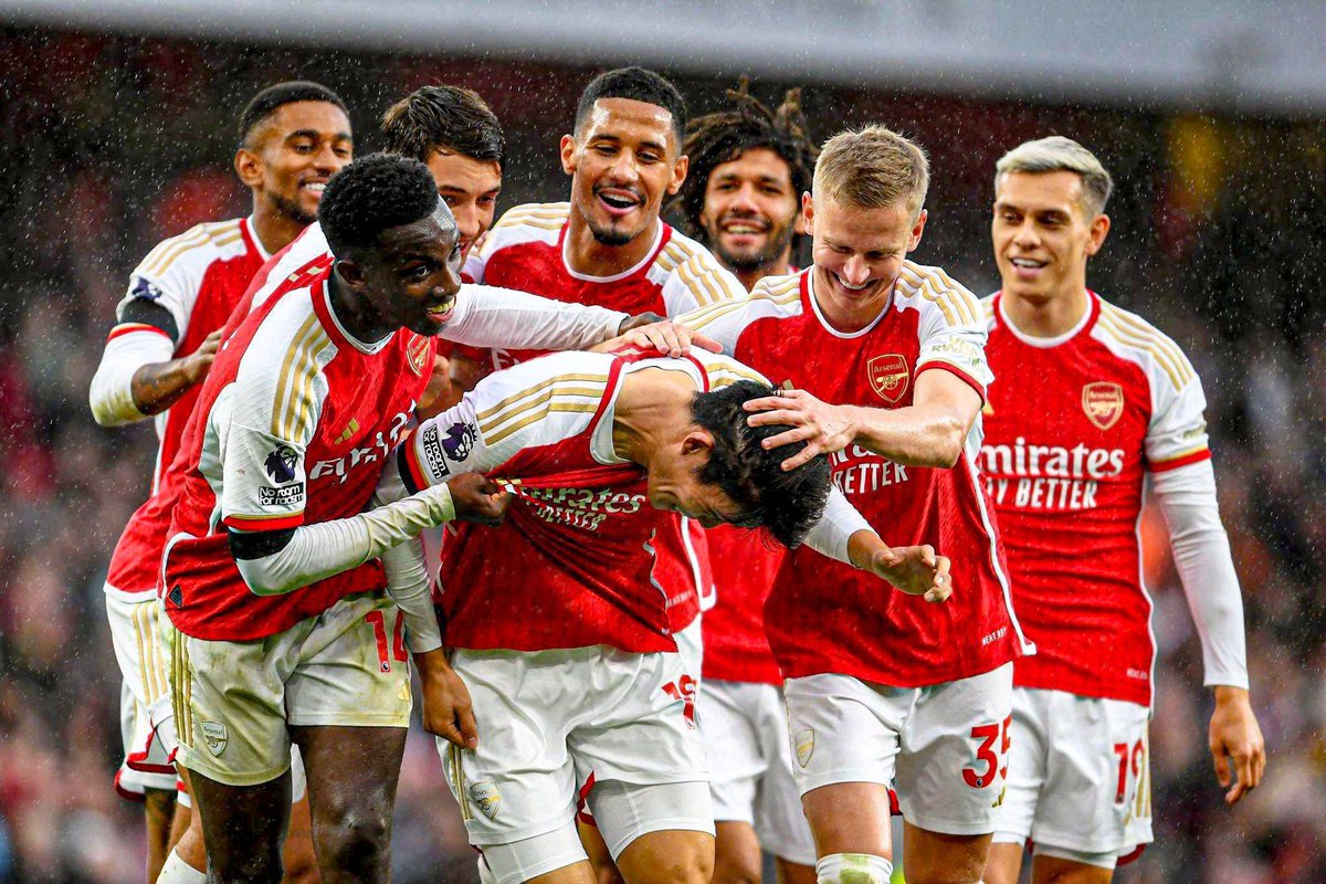 🚨The Arsenal players congratulating Takehiro Tomiyasu after he scored his first goal for the club.

Every single outfield player in the Arsenal first-team has now scored under Mikel Arteta.💪💪
#COYG
#ARSSHU
