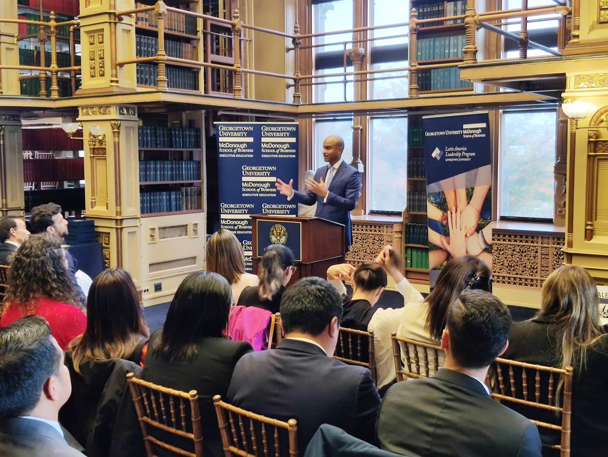 Borjacademia's tweet photo. Ha sido un alto honor presentar mi libro #CaminoalaDemocracia en la icónica #RiggsLibrary de @GeorgetownUniversity. Allí conversamos sobre el estado actual de la democracia en Latinoamérica: avances y desafíos. ¡Sin parar! https://t.co/Lja5hqVr5g