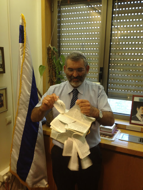 LD43264489's tweet photo. Se o que planta colhe.....

"Ao receber uma bíblia de presente, o membro do parlamento israelense Michael Ben-Ari (da União Nacional) rasgou o Novo Testamento em pedaços e, em seguida, jogou o livro no lixo."
https://t.co/DwukEvshqq https://t.co/JMRspyWwIR