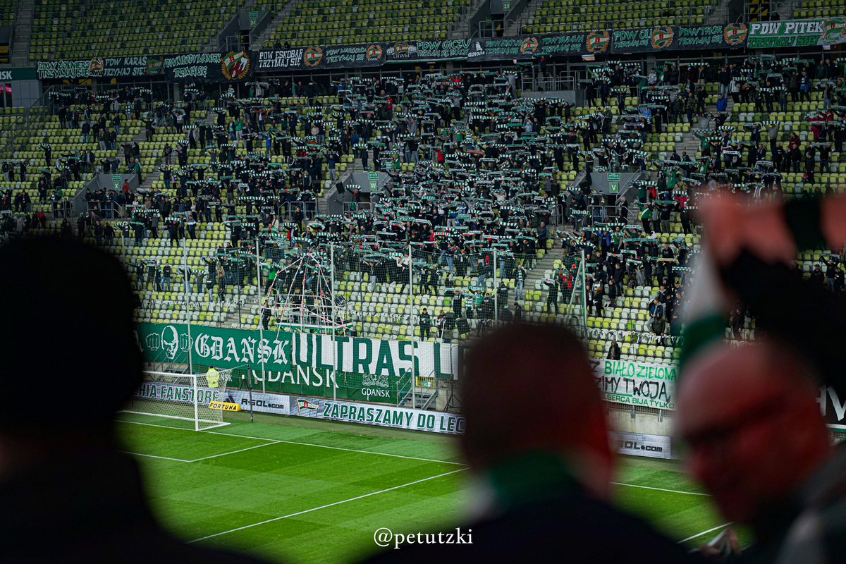 petutzki's tweet photo. 28/10/2023 ⚽️🏟🇵🇱
Lechia Gdańsk - Stal Rzeszów 2-1
Fortuna 1 Liga
Neugebauer was again the hero for Lechia with his beautiful long shot. A bitter defeat for the visitors. A good number of Stal fans arrived from Rzeszów, hats off. The distance to Gdańsk is quite long! #LGDSTA https://t.co/RMj8SrhoeM