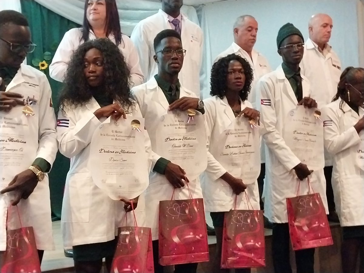 Momento de gran emoción la entrega en la Vigésima Graduación de los Títulos de Oro a los graduados integrales con un promedio mayor de 4.75, felicidades queridos graduados, la Facultad de Medicina Cubano Guinense Raúl Díaz Argüelles Garcia está orgullosa de ustedes. #CubaCoopera