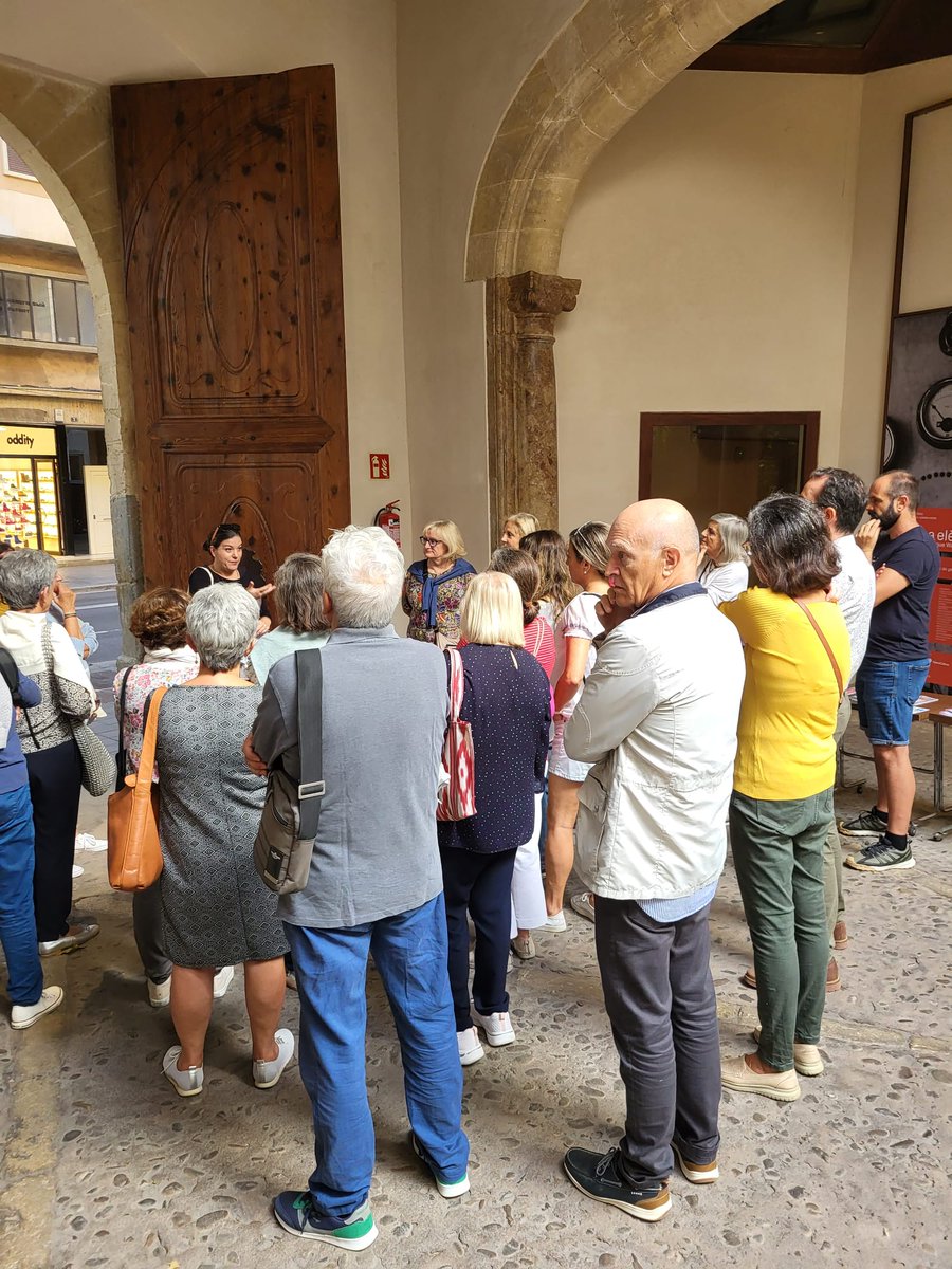 Avui matí he tengut el plaer de conduir la ruta singular per les botigues històriques de música de Palma, partint de @CanBalaguer fins al @MuseudeMallorca sent una activitat cultural de Can Balaguer @ajuntpalma @PalmaCultura Gràcies a tots els que heu vingut, @casmusicmallorc