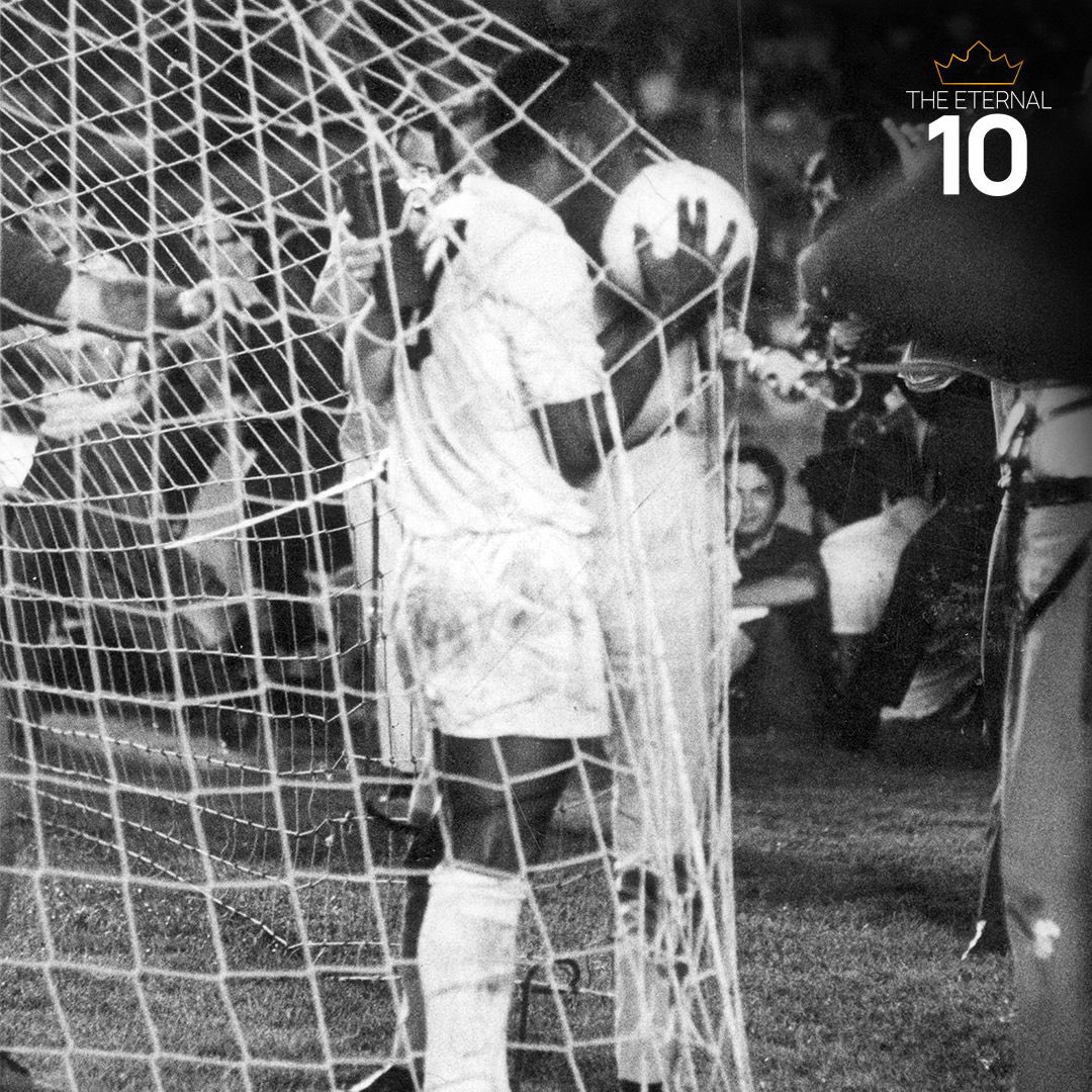 Olhas as temporadas do rei pelé de 1956 até 1970(na esquerda os jogos e na  direita os gols).E olha q tudo isso foi gol considerado oficial : r/futebol