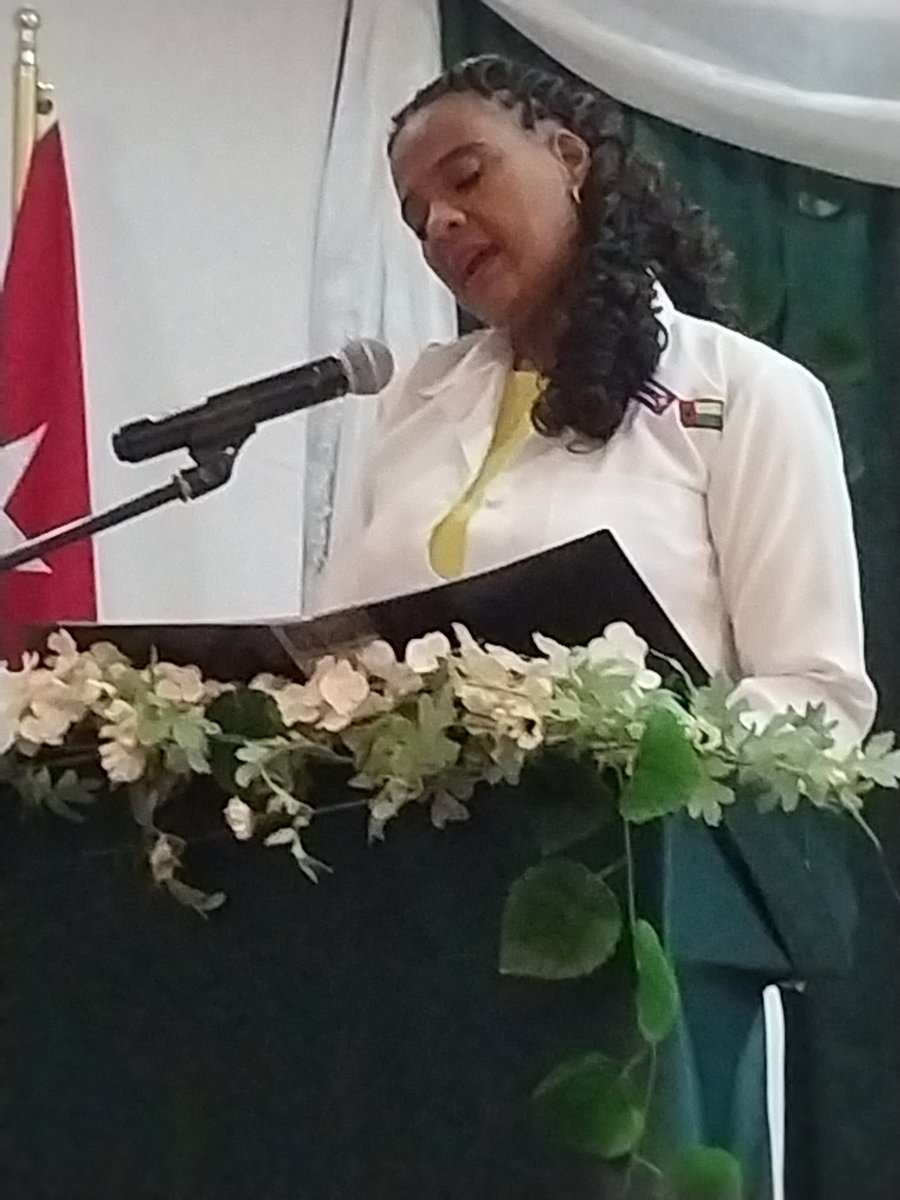 La Decana de la Facultad de Medicina Cubano Guinense Raúl Díaz Argüelles al intervenir en la Vigésima Graduación agradeció al claustro su compromiso y entrega, felicito a los nuevos graduados y los exhortó a ser útiles y capaz de transformar los problemas de salud de su país.