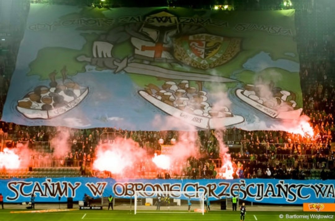 Tifo des ultras de Slask Wroclaw 🇵🇱 avec 2 messages :  'l’Europe est inondée par la peste islamique'  et 'Défendons le christianisme' #RefugeesNotWelcome

Bravo à eux ! 🤚🏻