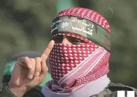 18_soussou's tweet photo. رؤيةُ الملثّم تعيدُ الروحَ لنا، تذكّرنا أنه ما زالَ هنالكَ عزّةٌ وبطولة، في ظلّ كلّ هذا الخنوعِ والذّل https://t.co/qKXbPdpBKI