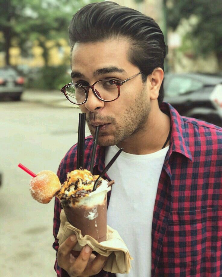 mano1629_'s tweet photo. Hope your celebration gives you many happy memories @AsimAzharr 
HAPPY BIRTHDAY ASIM AZHAR https://t.co/JzY9StYBkl