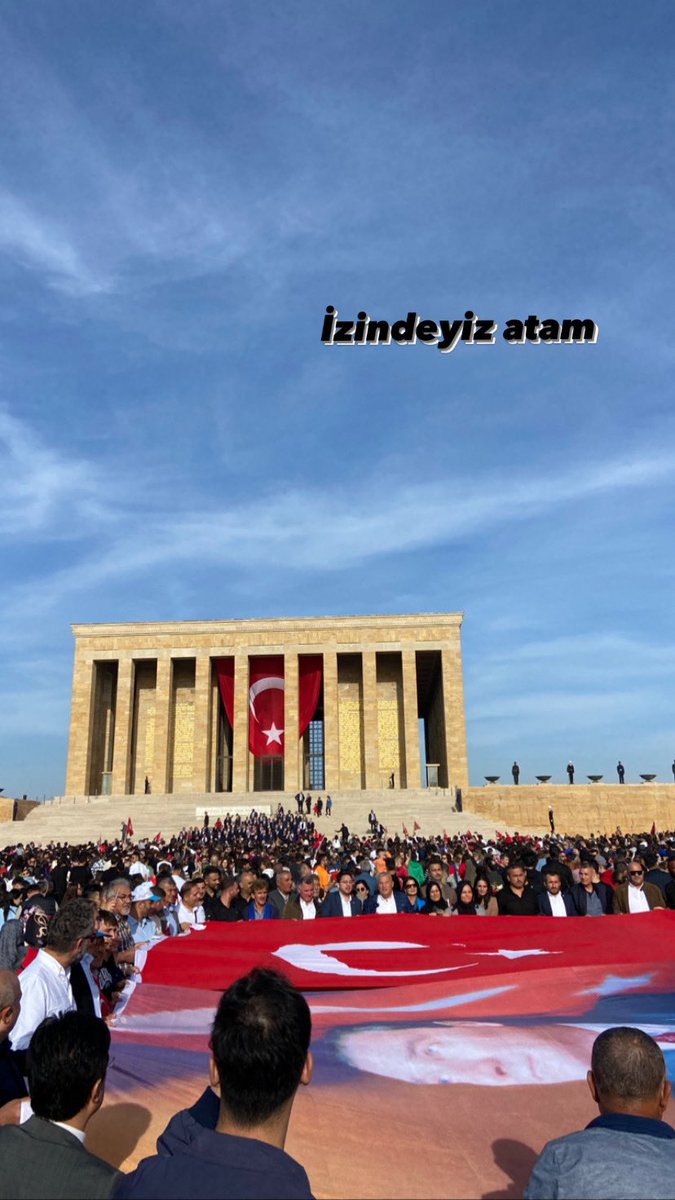 Efendiler yarın cumhuriyeti ilan edeceğiz.