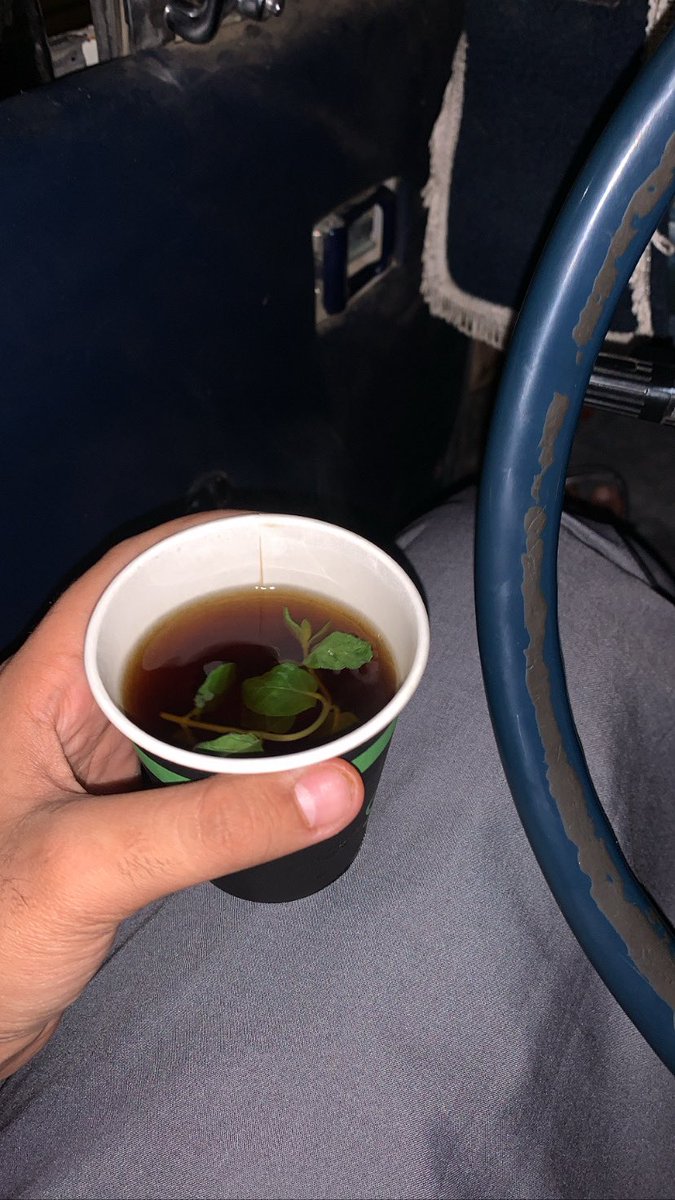 اشرب الشاهي عسى فكري يزين 
واحتارة افكاري والشاهي برد