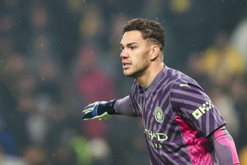 The first match up of the#GKWarsCup is #ManCity stopper Ederson taking on #RealBetis keeper Rui Silva! 

Get voting now to make sure your favourite keeper gets through to the next round!
