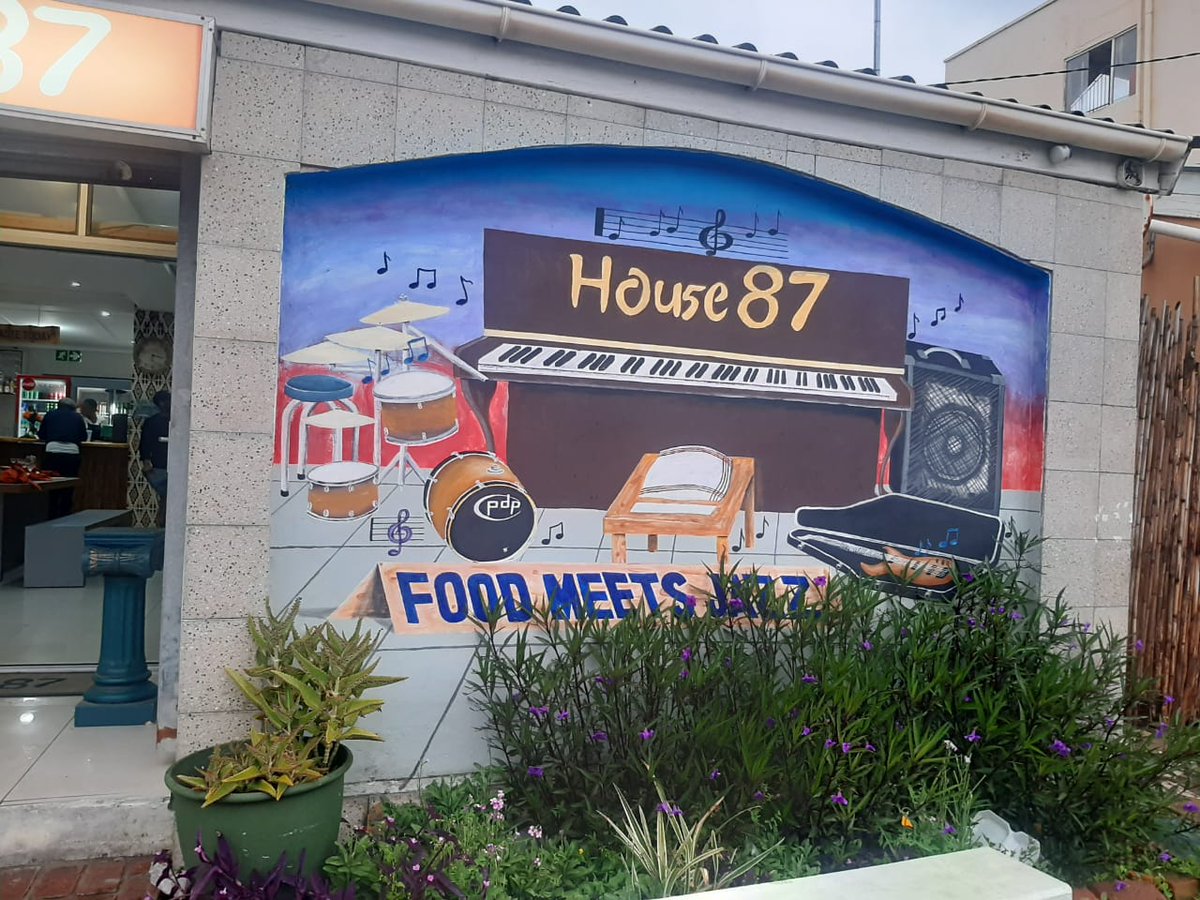 ZingceArtsFest's tweet image. We are here at @house87_quigney with our green and gold spirit in tact 🔥💚💛🇿🇦

Join us and stand a chance to win yourself double tickets for #ZAF2023 💃🏾🕺🏾🎉🥁🖼️🥳

#GoBokke