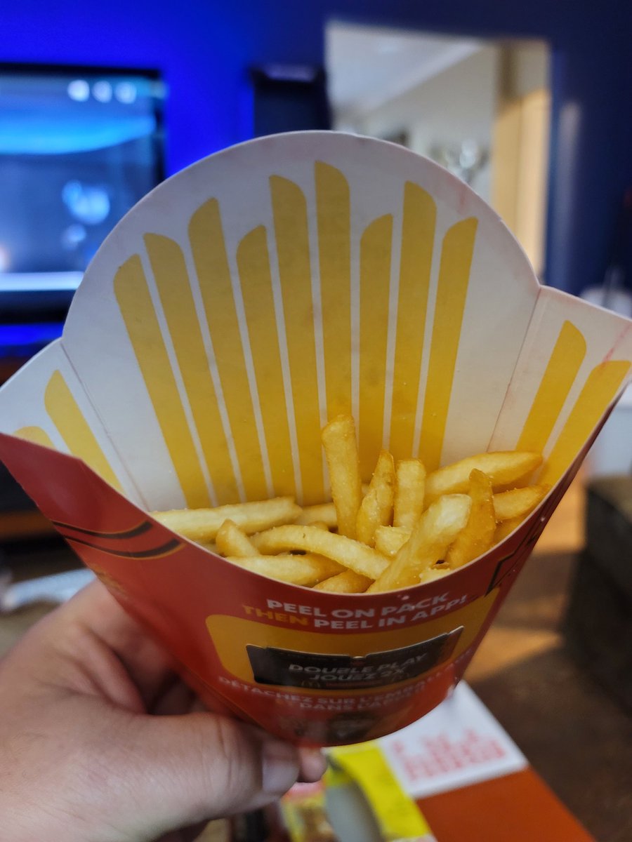 xtopherhellfire's tweet photo. @McDonaldsCanada upgrade my fries to a bigger box but no extra fries served with a barely Luke warm quarter pounder. Worst mc donalds location award..
  #petrolia https://t.co/lUyCOAuWlH