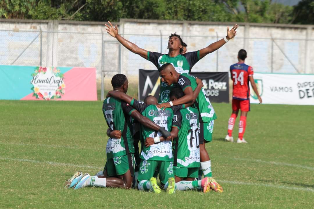 #DColon sigue con vida en el nacional de ascenso 

⚽️ #Ecuagenera 1 vs. #DColon 0

👉 Global: 2 - 7

#PlayOff- Octavos de final encuentro de vuelta. 

 #AscensoEcuador #SegundaCategoría 🇪🇨