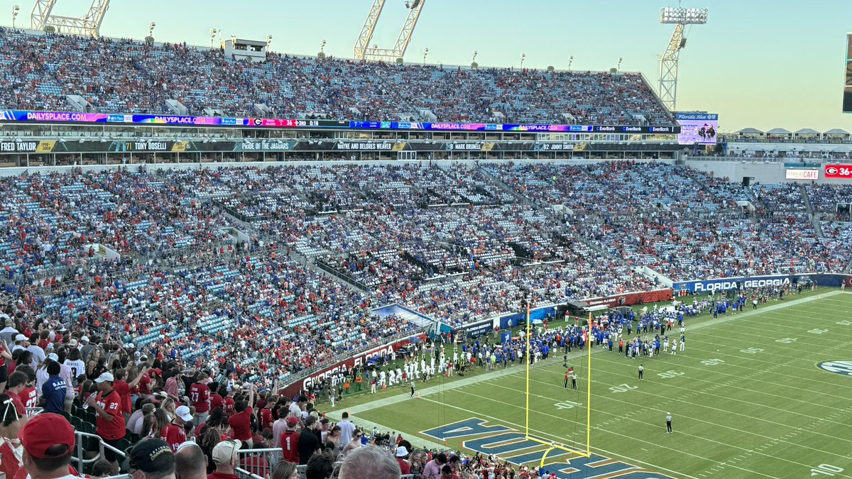 MARIOGA12000's tweet photo. 18 seconds left in the third quarter. ππ€£#gavsfl #godawgs ππ https://t.co/KcyKvWJh9K