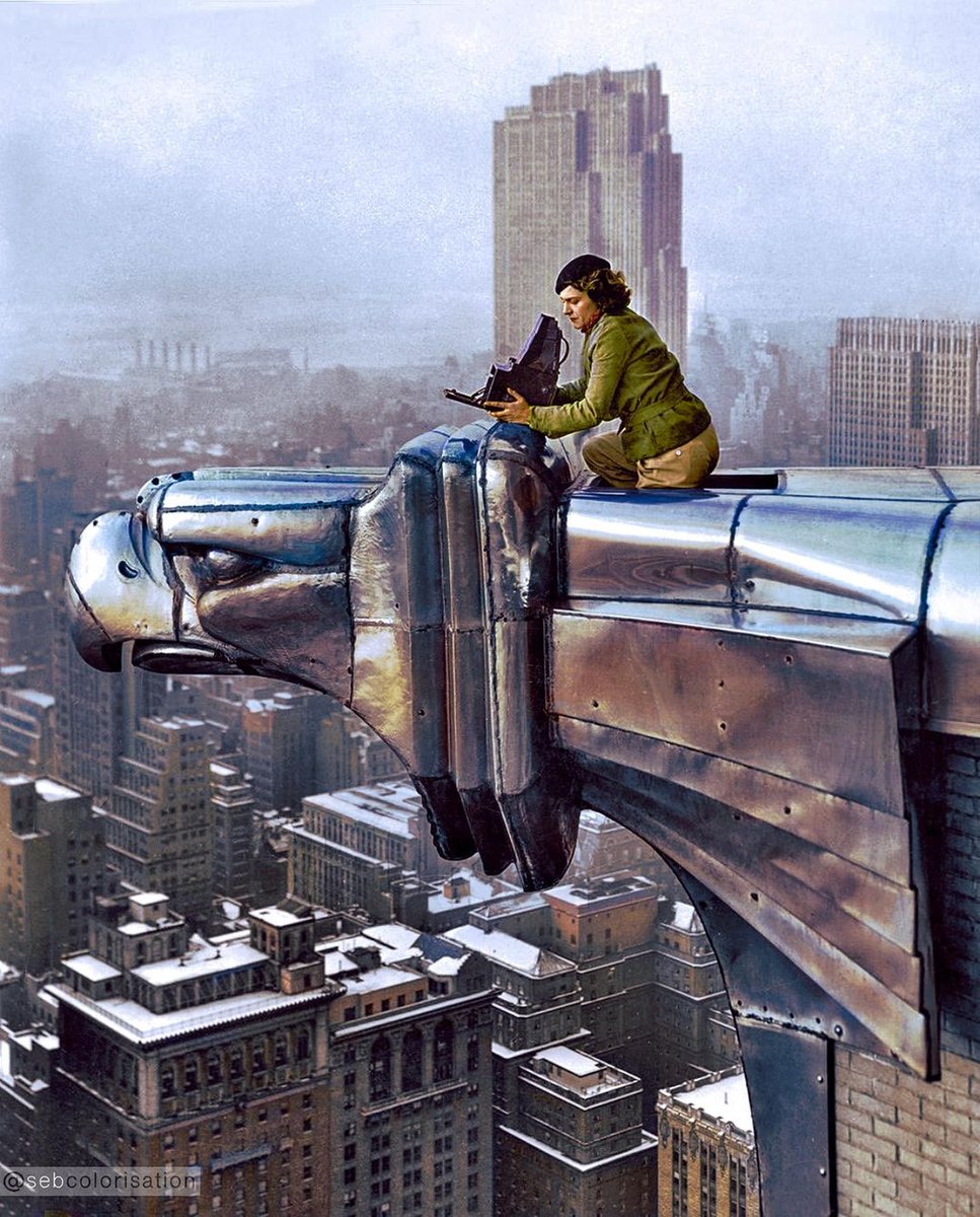 La fotógrafa de la revista LIFE Margaret Bourke-White toma una fotografía desde el piso 61 del edificio Chrysler, Nueva York, 1934. (Imagen coloreada).