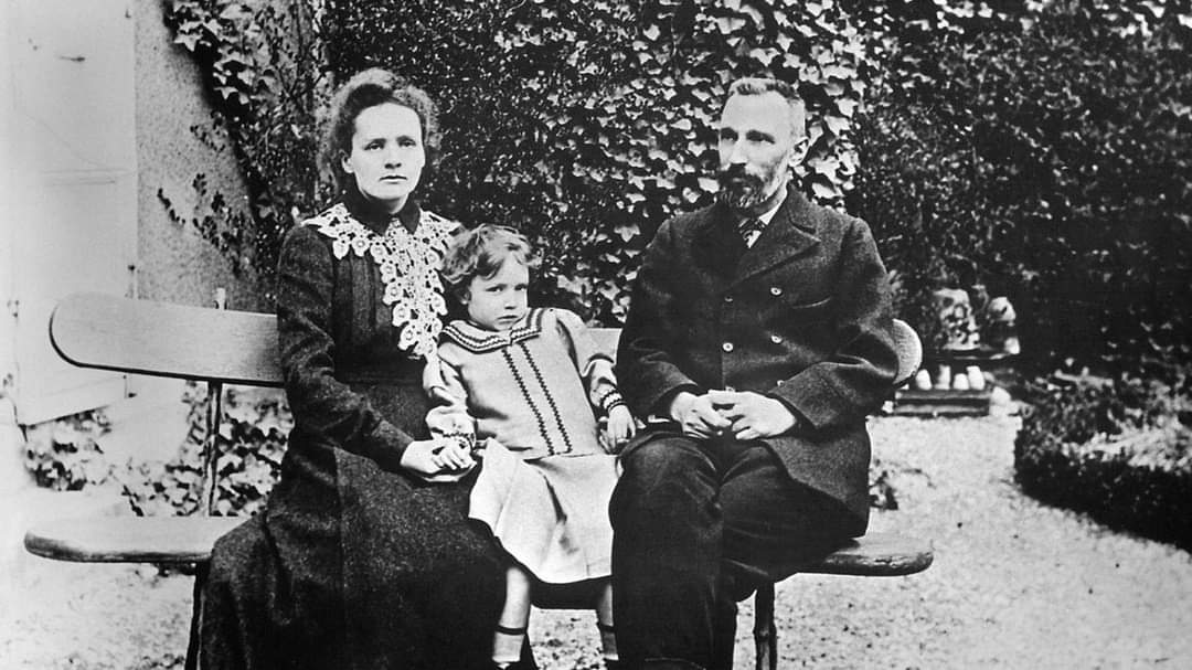 En esta fotografía de 1904 muestra a Marie Curie, su esposo Pierre Curie y su hija Irène. Los 3 ganaron el premio Nobel.