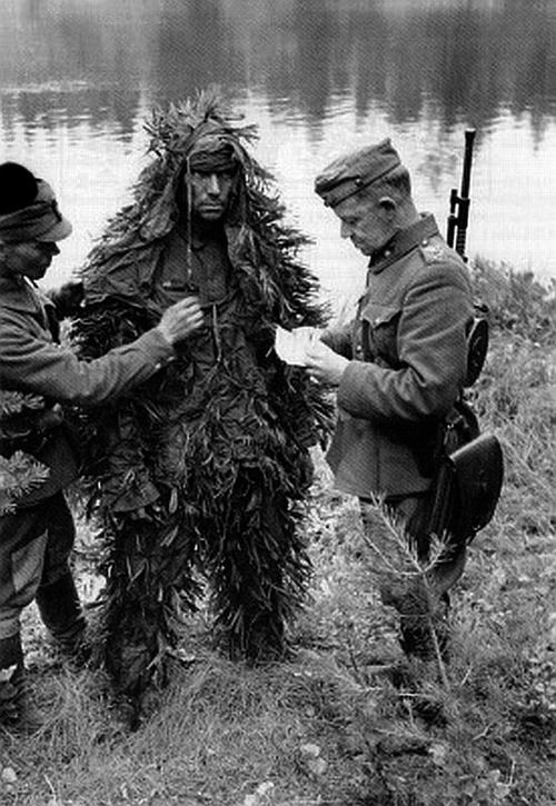 InformaCosmos's tweet photo. Soldados del ejército finlandés interrogando a un francotirador soviético, agosto de 1941. https://t.co/Gra7pWgmUq