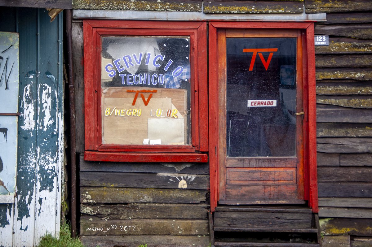 ddu_10's tweet photo. Que será del #técnico del pueblo?, lo habrán superado los avances de la #tvcolor ?, cuantas historias guardarán los antiguos negocios ? #purranque (#Photography 2012) https://t.co/GHKXJ51rzh