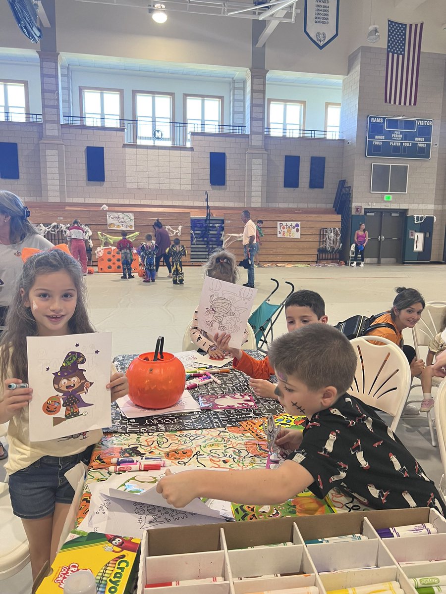 MarshfieldKC's tweet photo. Thank you so much to everyone who volunteered to make Halloween Funfest such a success ! Lots of games , candy and spooky costumes!🧛🏼 🎃👻 https://t.co/3TK9GtX7Zd
