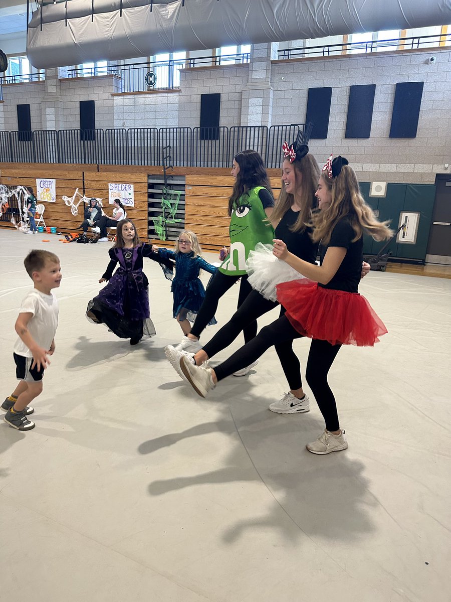 MarshfieldKC's tweet photo. Thank you so much to everyone who volunteered to make Halloween Funfest such a success ! Lots of games , candy and spooky costumes!🧛🏼 🎃👻 https://t.co/3TK9GtX7Zd