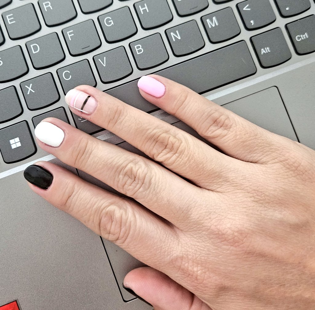 P_Lulu's tweet photo. Cierre de mes, se trabaja hasta los sábados pero con las uñitas set 💅🏻 #PrettyInBlack 🖤 https://t.co/1fEnZ5bZWE