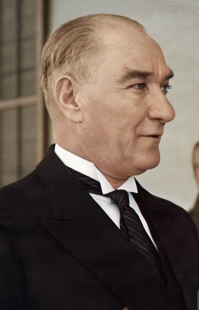 bpthaber's tweet photo. Atatürk'ün yemini:

Reisi Cumhur sıfatıyla Cumhuriyetin kanunlarına ve hakimiyeti milliye esaslarına riayet ve bunları müdafaa, Türk milletinin saadetine sadıkane ve bütün kuvvetimle sarfı mesai, Türk Devletine teveccüh edecek her tehlikeyi kemali şiddetle men Türkiye'nin şan ve şerefini ilaya ve deruhte ettiğim vazifenin icabatından ayrılmayacağıma namusum üzerine söz veririm.